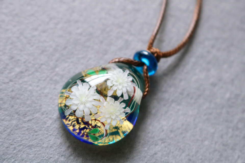 月下美人のとんぼ玉ガラスペンダント　金箔入り