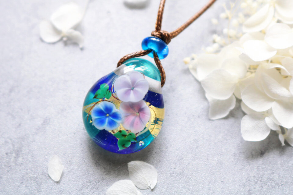 朝顔のとんぼ玉ガラスペンダント　金箔入り