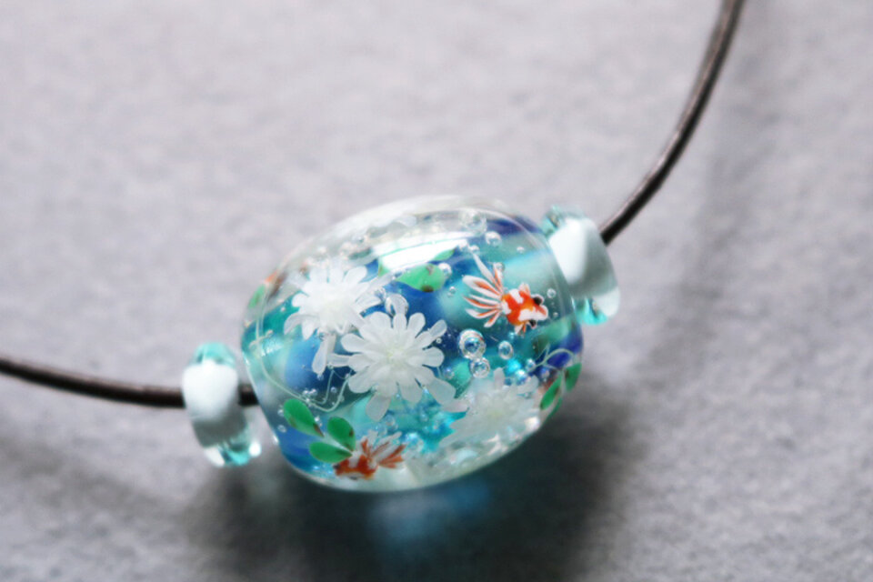 月下美人と金魚のとんぼ玉（ガラス玉）