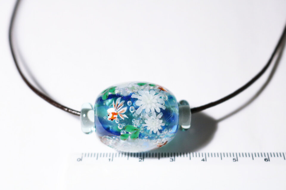 月下美人と金魚のとんぼ玉（ガラス玉） | iichi 日々の暮らしを