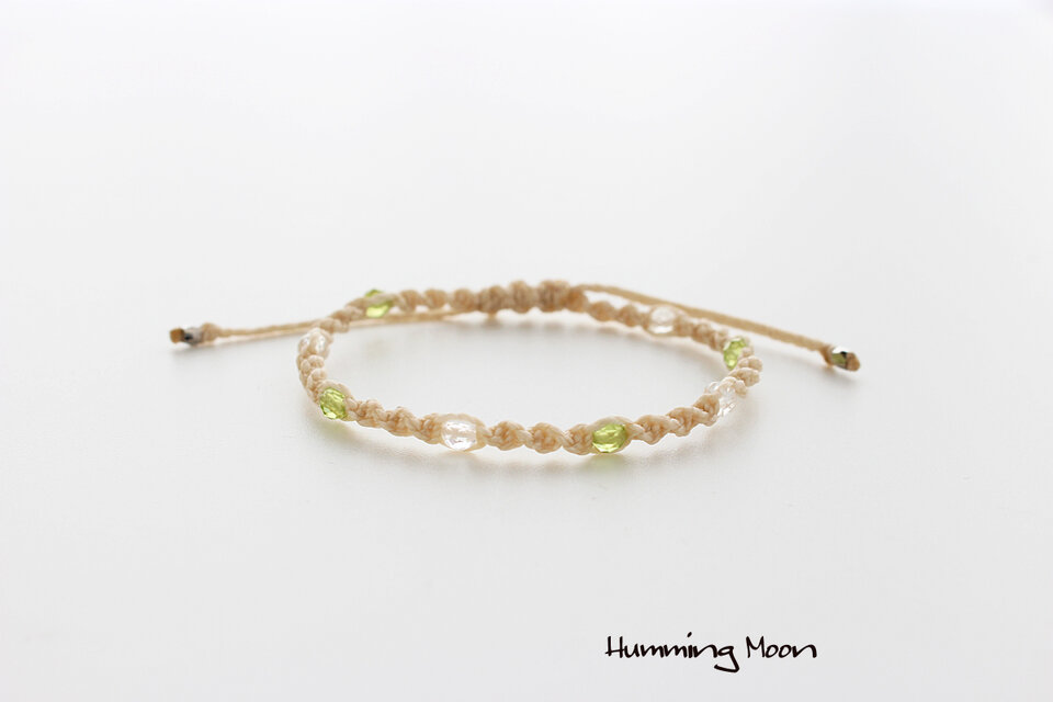 ペリドットと水晶のコードブレスレット／アイボリー