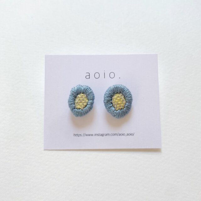 刺繍ピアス【小さな明るい青色の実】