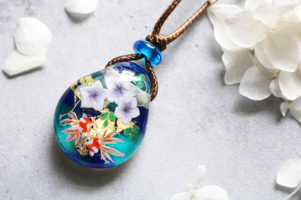 桔梗と金魚のとんぼ玉ガラスペンダント　金箔入り