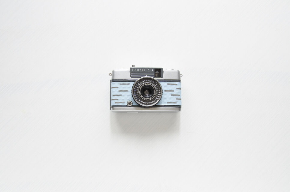 小型フィルムカメラ・OLYMPUS PEN-EE2-light blue scenery- | iichi