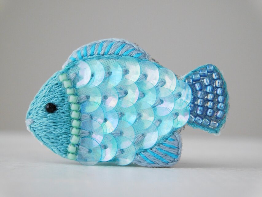 キラキラ鱗の青いお魚 刺繍ブローチ 【受注製作】 | iichi 日々の