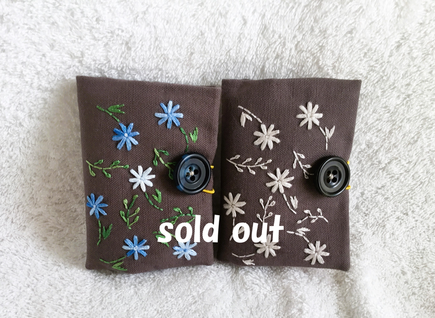 花刺繍のニードルケース・チャコール