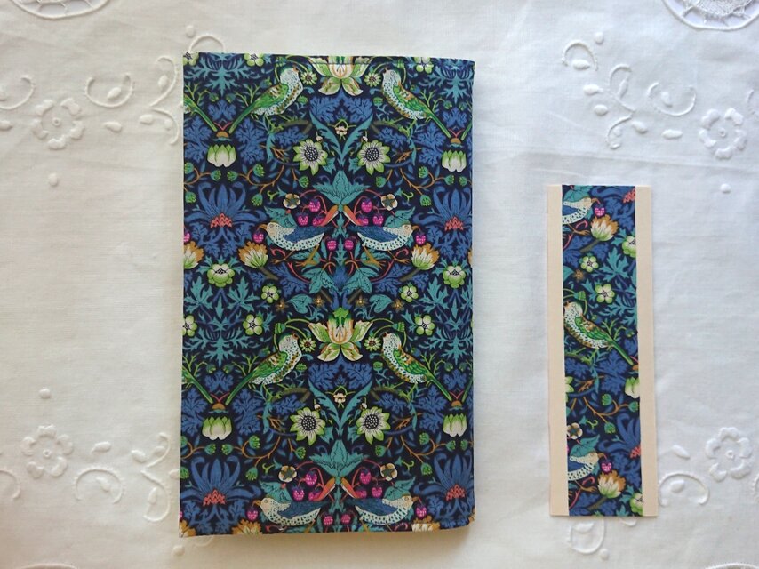 リバティプリント 新書用(Strawberry Thief C）