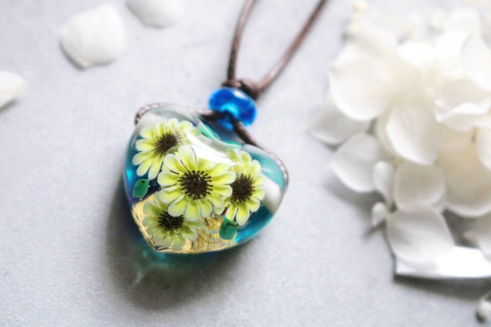☆オフシーズンSALE☆向日葵のとんぼ玉ガラスペンダント(ハート形)　金箔入り