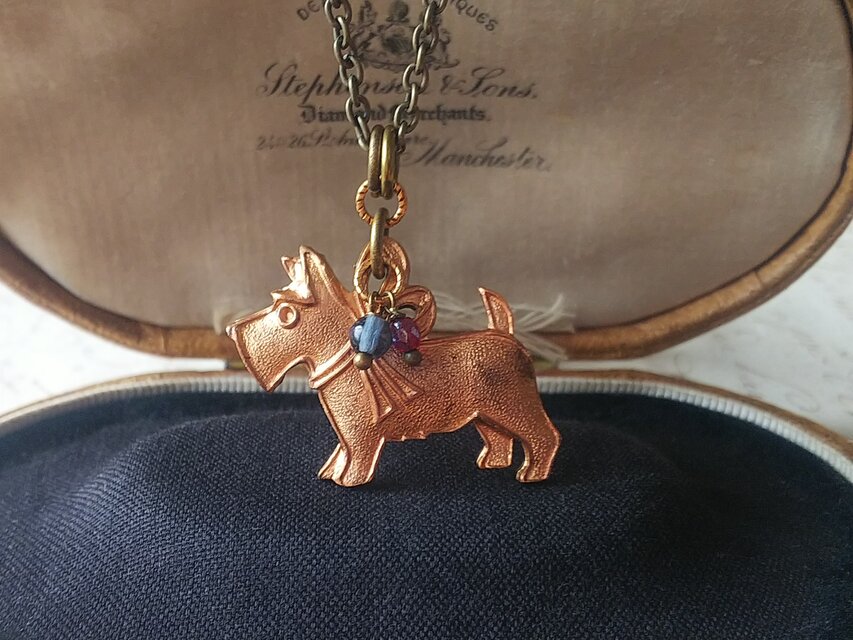 ヴィンテージ　Scottie dog （32×25㎜）Ribbon（Blue&Red）　ネックレス
