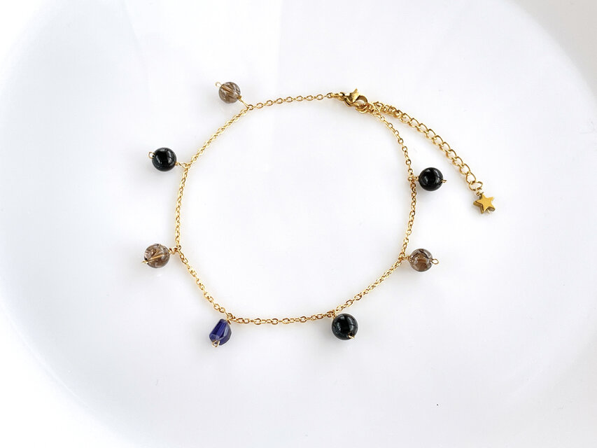 アイオライト✧モリオン✧スモーキーアイリスクォーツの御守りアンクレット✧ Iolite × Morion Anklet | iichi  日々の暮らしを心地よくするハンドメイドやアンティークのマーケットプレイス