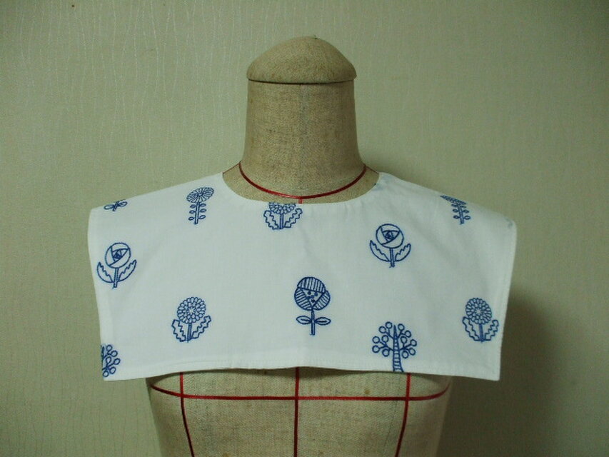 白地×青色北欧風柄刺繡入り スクエアーカラーの付け衿 前後どちらでもOK！ 綿１００％