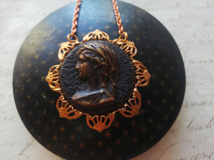 アンティーク　Lady／Flower･LeafーBrass（29㎜）flowerクラシカルネックレス