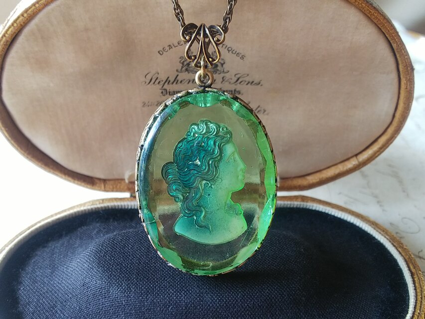 ヴィンテージ　ペリドット深Greenグラデーション･Lady（40×30㎜）花葉ネックレス