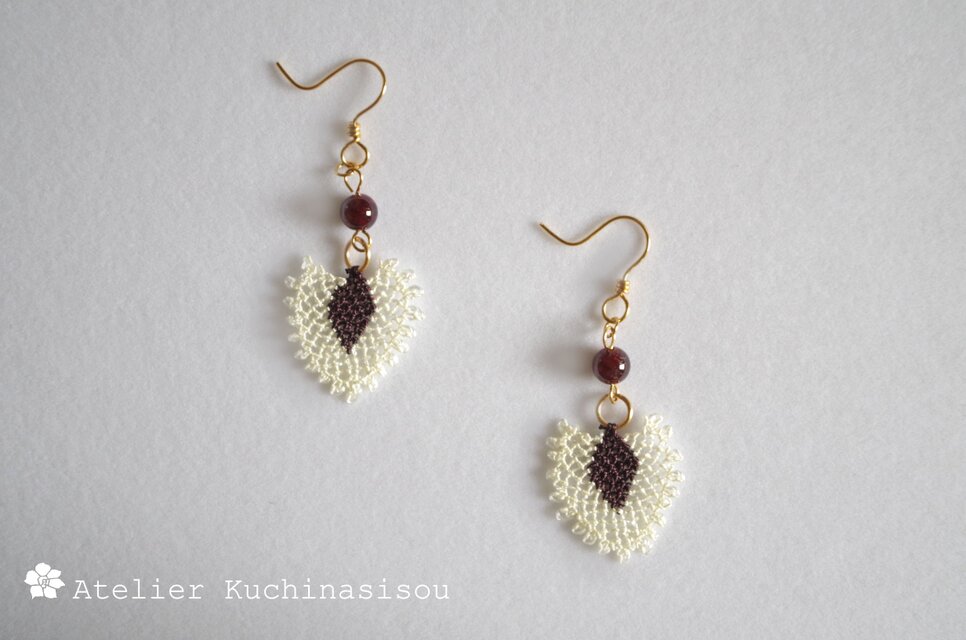 【受注製作】イーネオヤのワンポイントモチーフピアス〈ガーネット〉