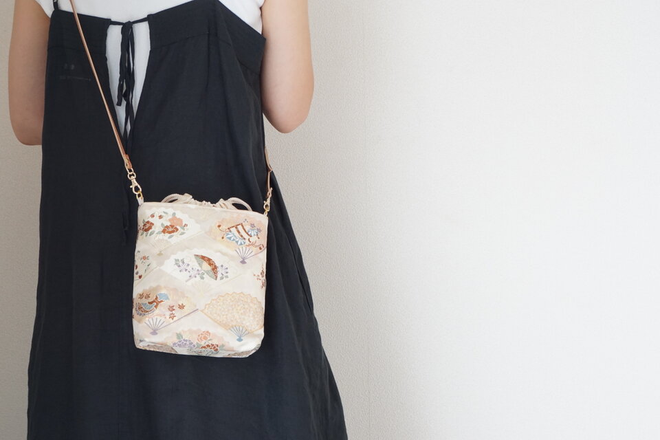 【ゴールド・ベージュ　扇　草花 シルク帯 リメイク ショルダーバッグ】スマホショルダー、御朱印帳入れとしても。