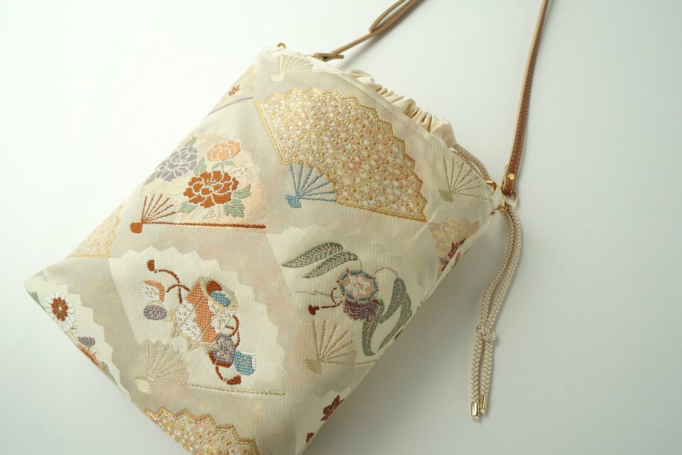 ゴールド・ベージュ 扇 草花 シルク帯 リメイク ショルダーバッグ