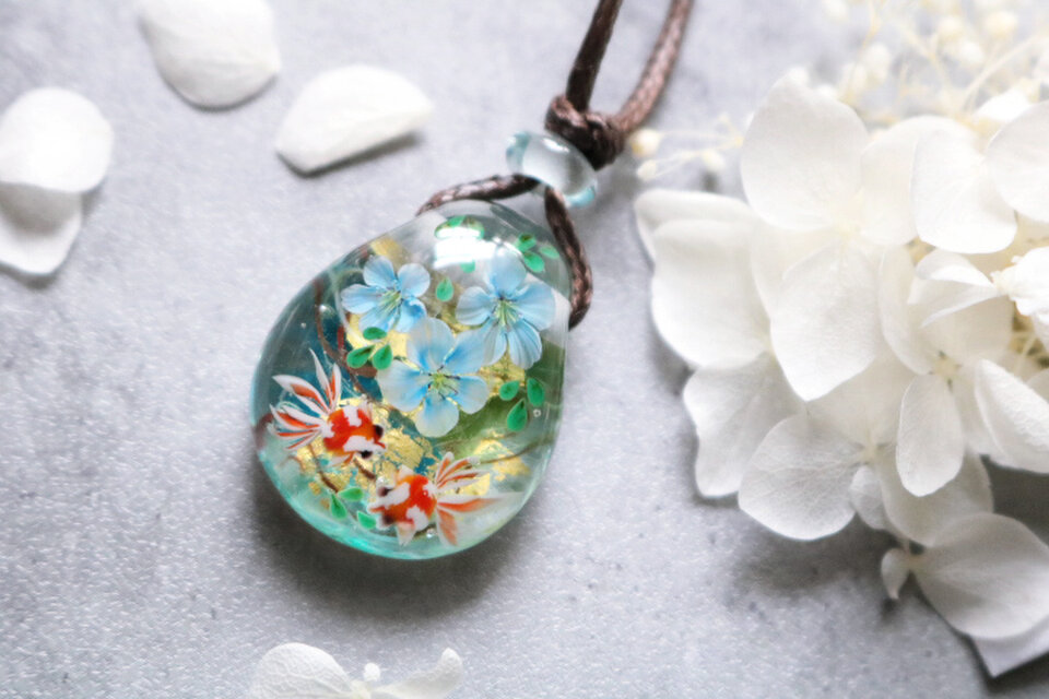 デルフィニウムと金魚2匹のとんぼ玉ガラスペンダント　金箔入り