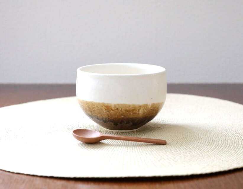白茶の釉薬 ほっこり丸い掛け分けお湯のみ