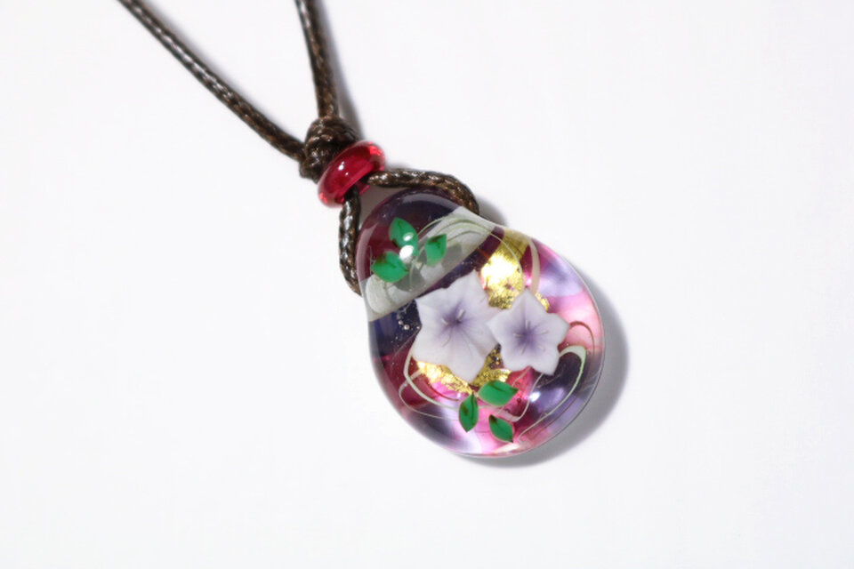 桔梗のとんぼ玉ガラスペンダント（サイズ小）金箔入り