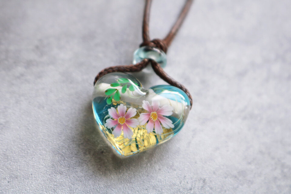 コスモスのとんぼ玉ハート形ガラスペンダント（サイズ小）金箔入り