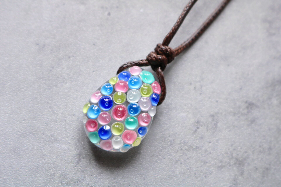 とんぼ玉ガラスペンダント「朝露」マルチカラー