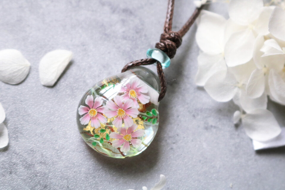 コスモスのとんぼ玉ガラスペンダント　金箔入り