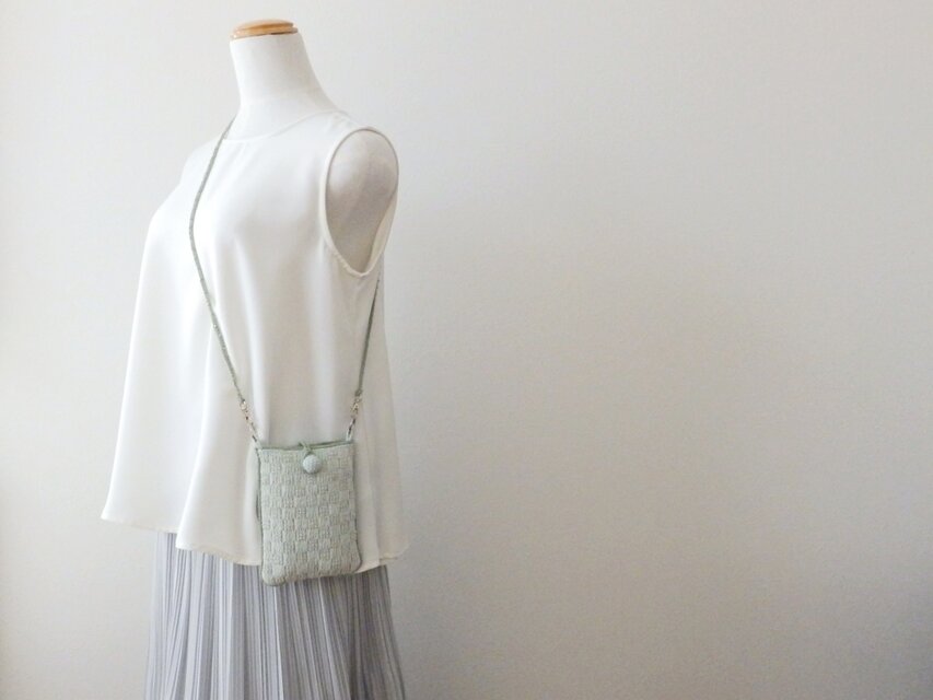 ニット　ミントグリンのスマホショルダー