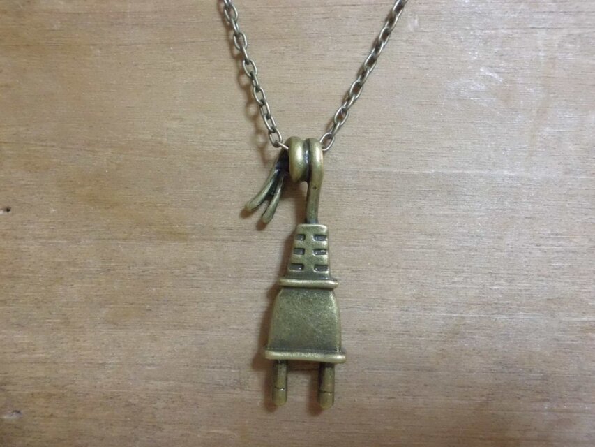 コンセントのネックレス