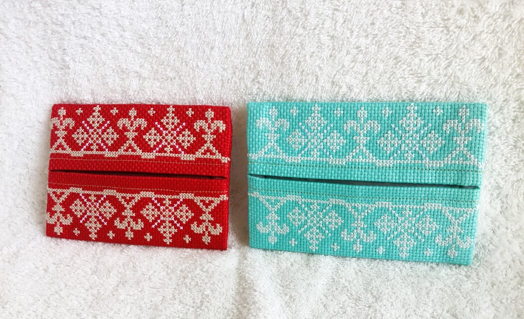 クロスステッチのポケットティッシュケース・赤／アクアブルー