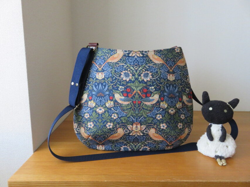 イチゴ泥棒のおにぎり型ショルダーバッグ