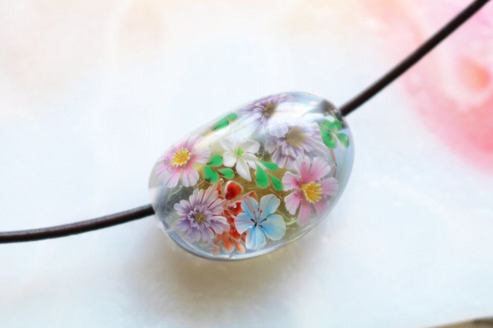 とんぼ玉チョーカーautumn garden　秋の花々（ガラス玉）