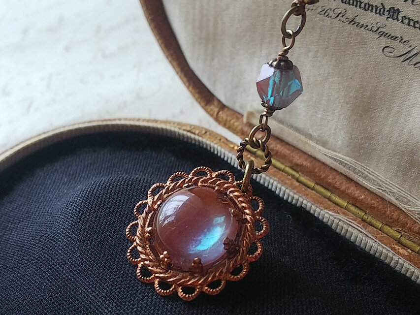 アンティークサフィレット（5.5×6.6㎜）& (13㎜) Round　Floralネックレス