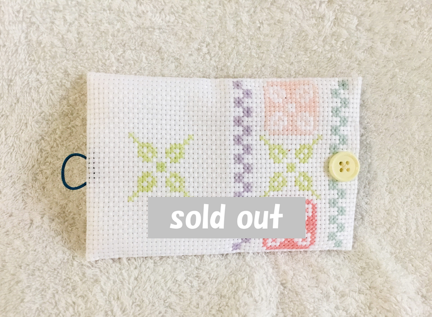 クロスステッチのブック型ニードルケース・白