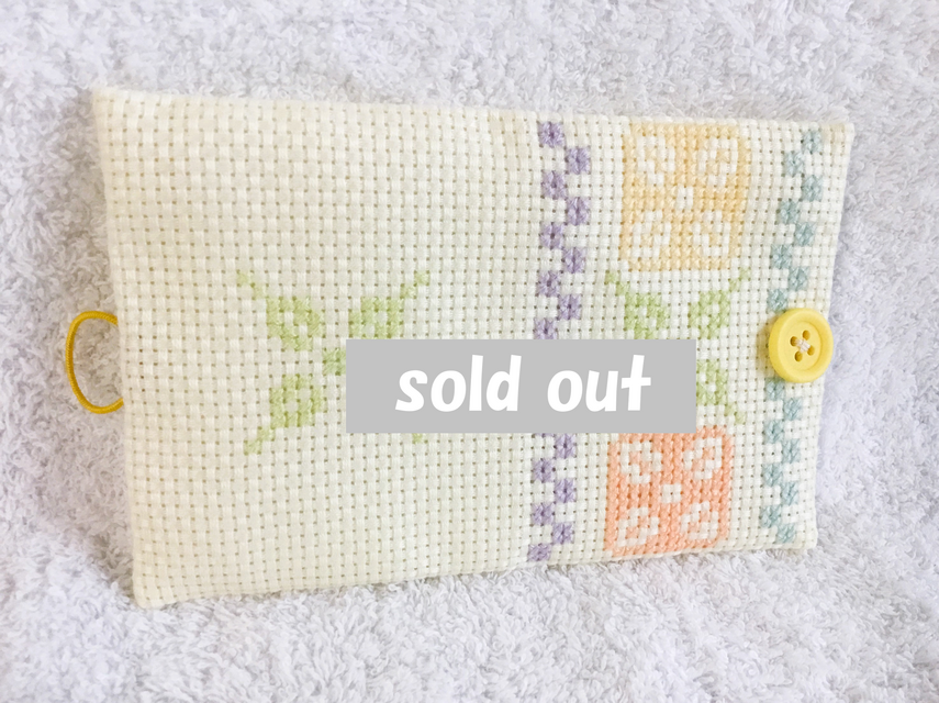 クロスステッチのブック型ニードルケース・イエロー