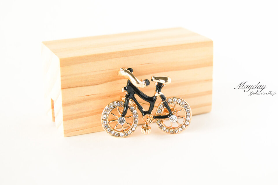 『黒く小さな自転車のブローチ』