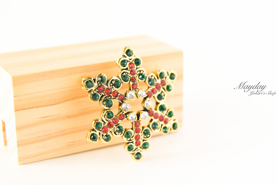 『クリスマスの色の雪結晶のブローチ』