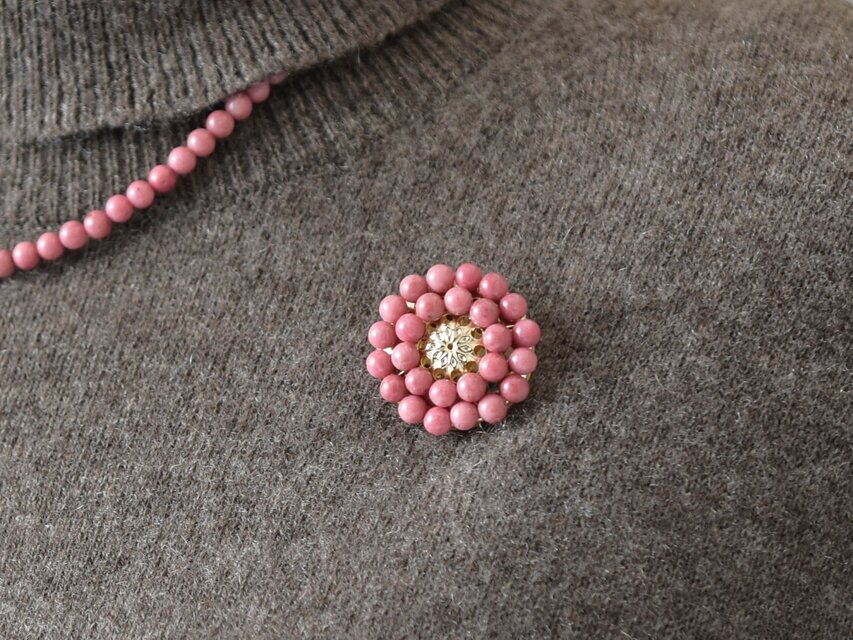 【ブローチ・大】アンティークレトロなお花 大人 くすみピンク ストロベリー クリーム（ 天然石 シリシャスシスト ）