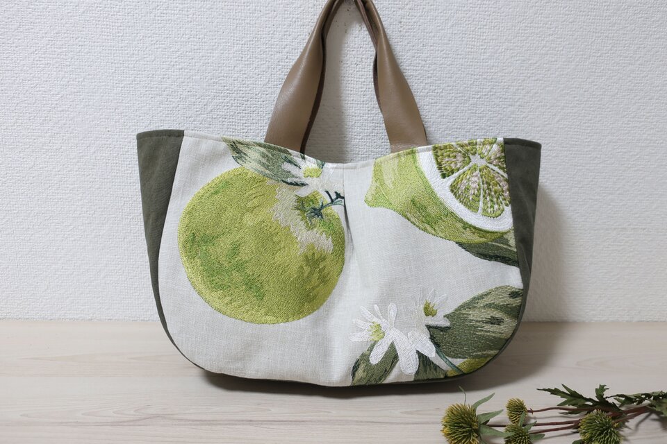 イギリス刺繍柄ライムグリーンＡトートバック