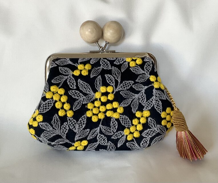 ミモザ　刺繍　大きい木玉親子がま口ミニ財布　