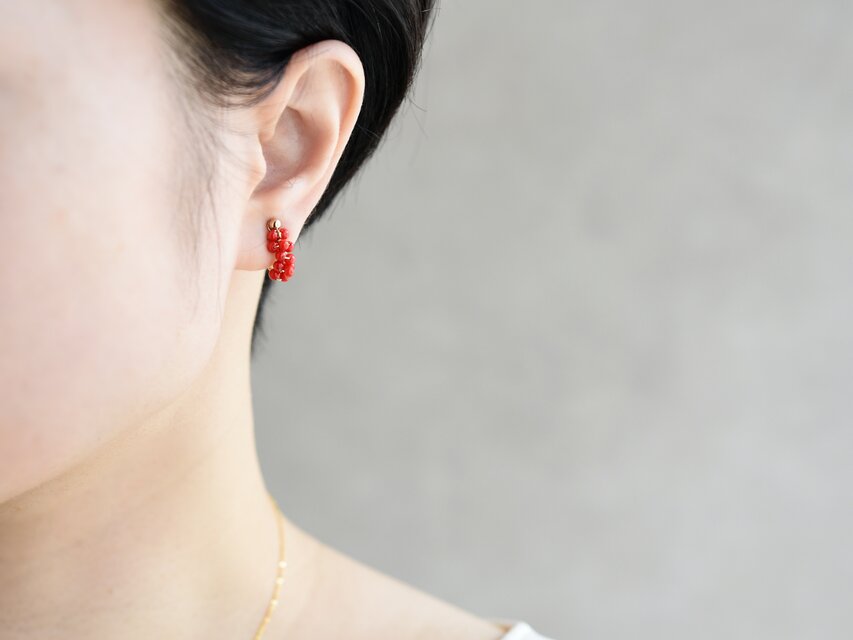 イヤリング】小さな 天然色の本赤珊瑚 | iichi 日々の暮らしを心地よく