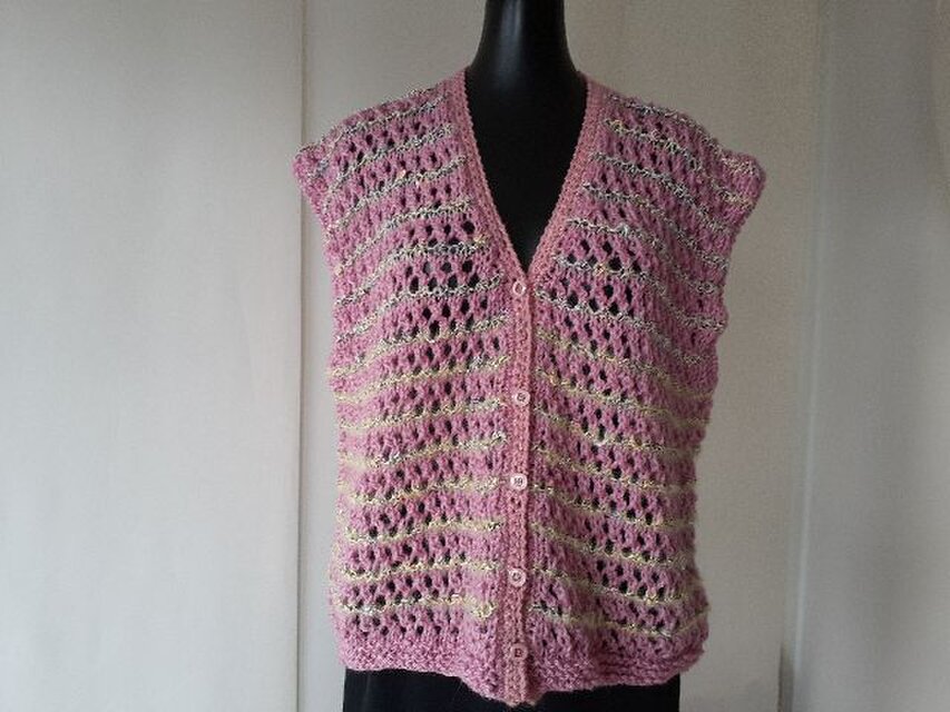ピンクの透かし編み模様ベスト