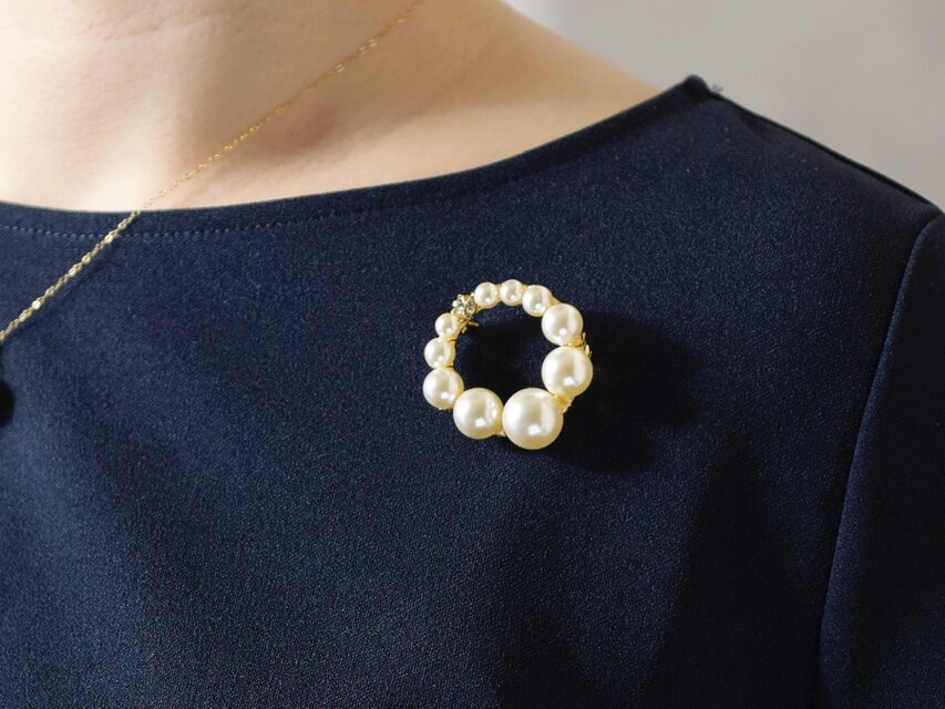 【ブローチ】三日月に光り輝く・ガラスパール