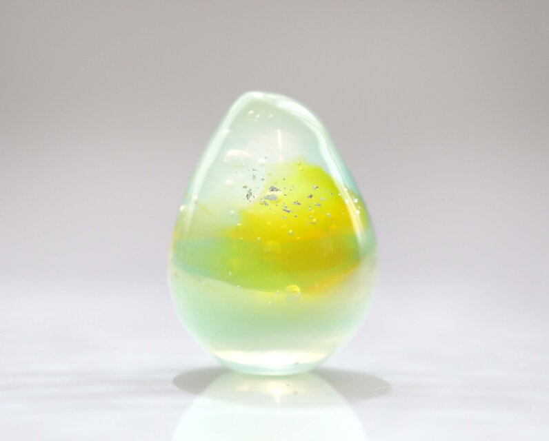 ガラスの雫の小さなオブジェ 「風香る季節に 初秋」