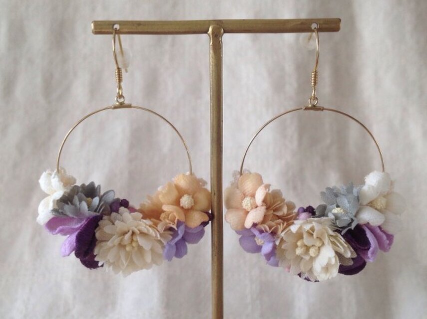 染め花のフープピアス（円型・オフホワイト&ムラサキ)