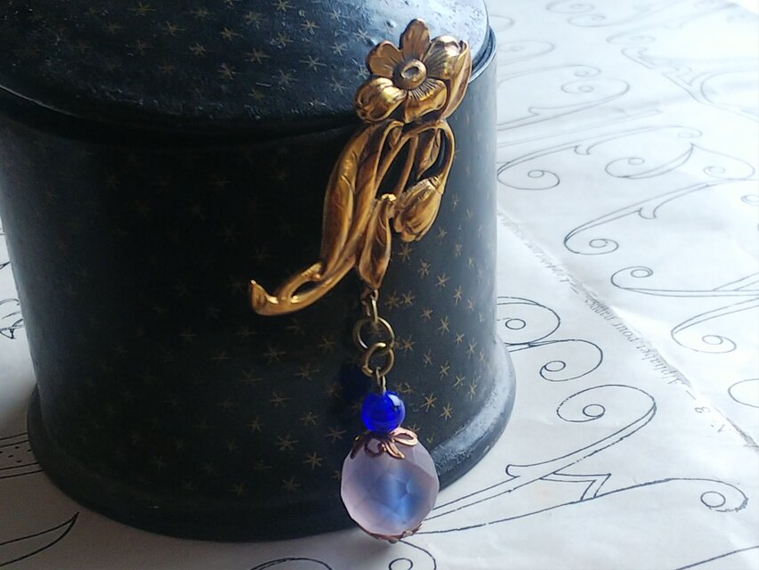 ヴィンテージ　大きなお花のブローチ（ピンクBlueギヴレ（14㎜）／群青）