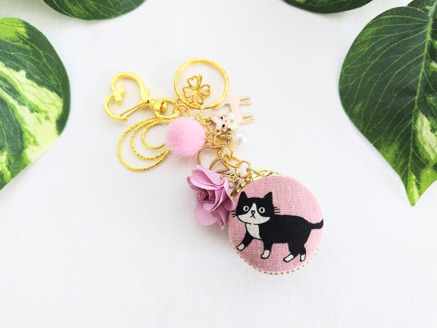 お散歩ネコちゃんのマカロンポーチ&キーホルダー（ピンク）
