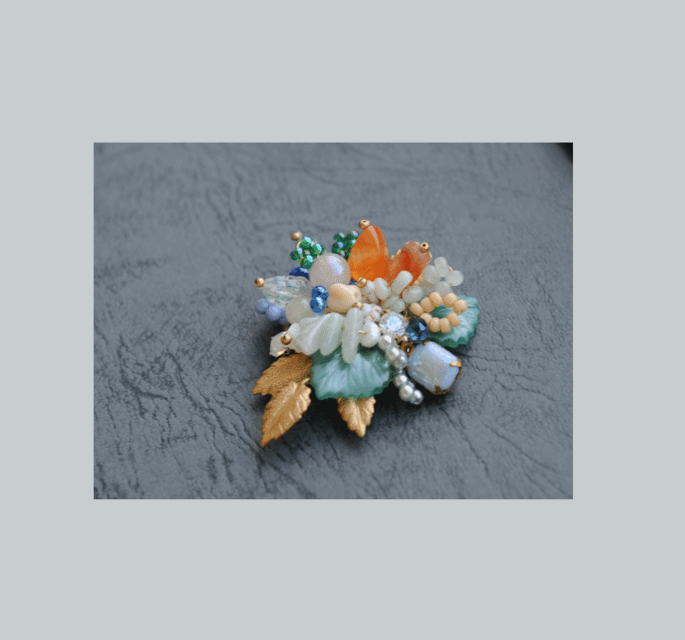 アンティークカポション　天然石のビーズビジューブローチ　