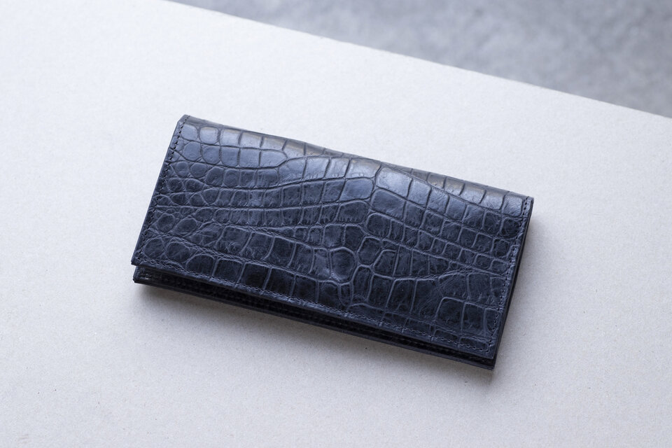 立体感のあるワニ革模様　ネイビー　ロングウォレット　クロコエンボスレザー　長財布　aw-12ec