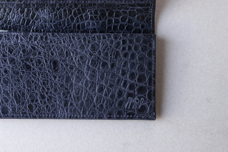 立体感のあるワニ革模様 ネイビー ロングウォレット クロコエンボス