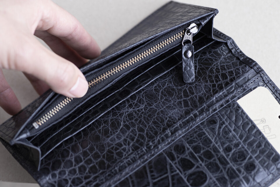 立体感のあるワニ革模様 ネイビー ロングウォレット クロコエンボス